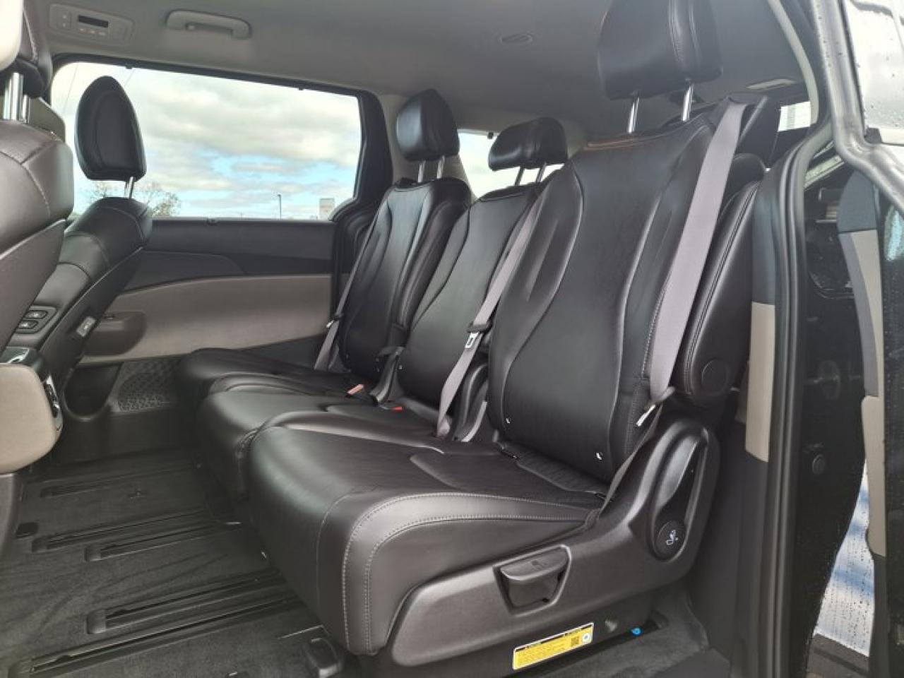 2025 Kia Carnival Hybrid EX | Leather | Nav | Power Seats | Power Sliding Doors | Smart Cruise | CarPlay + Android and More ! Photo