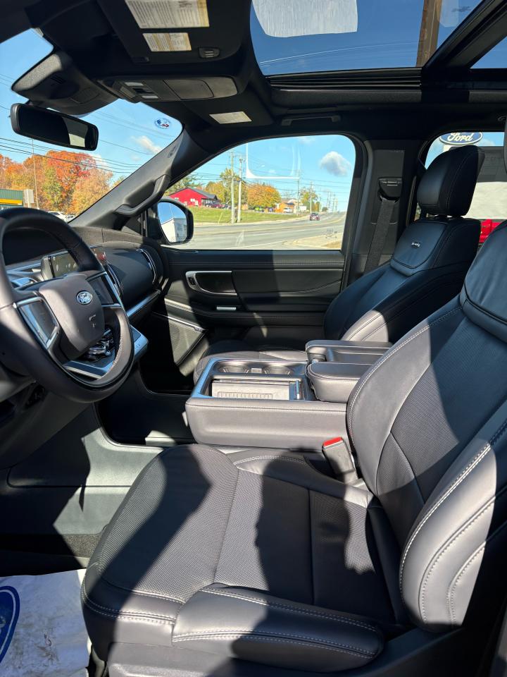 2025 Ford Expedition Platinum® Photo2