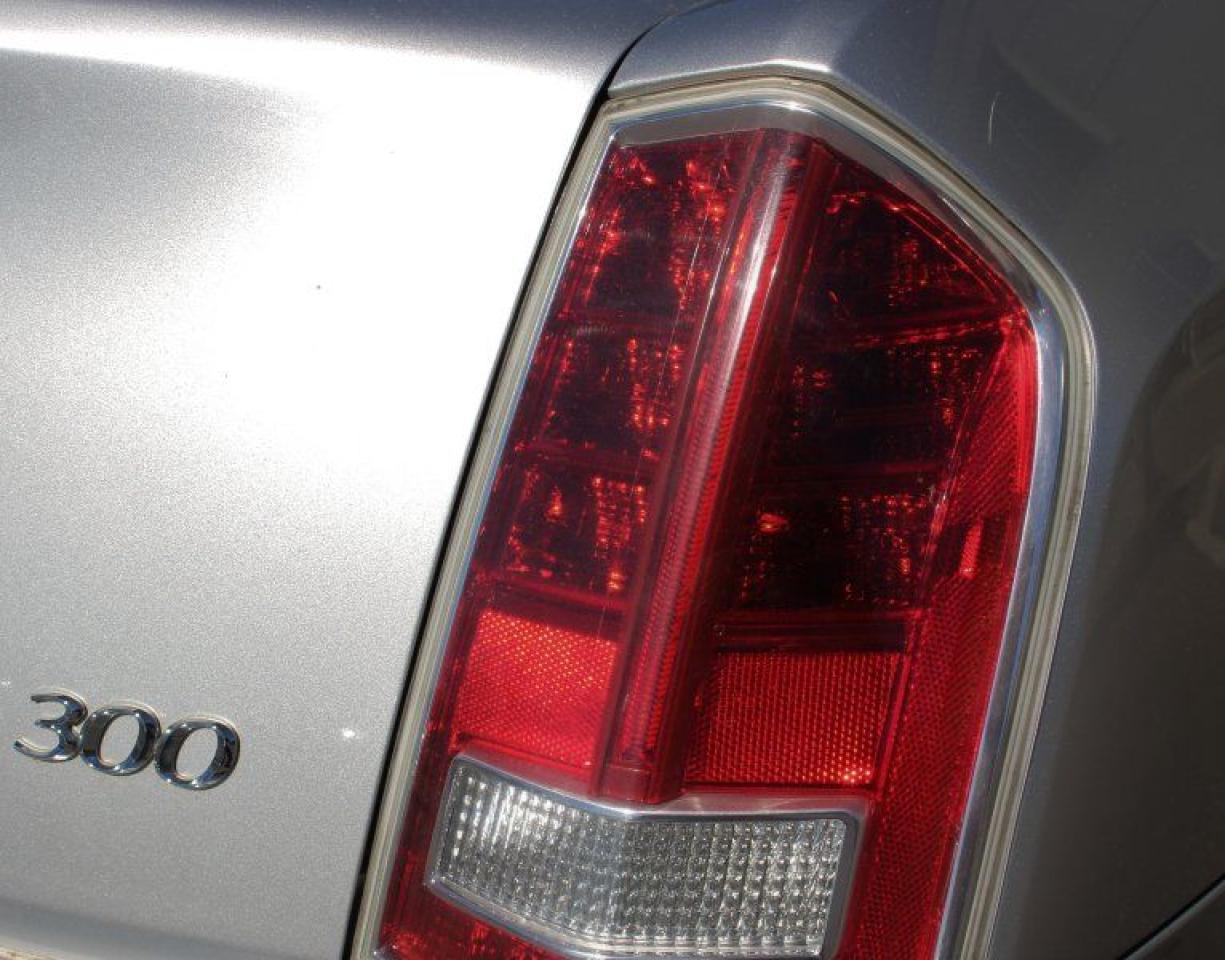 2012 Chrysler 300 Limited*RWD*Heated Leather*Moon Roof*BT*Rear Cam - Photo #4