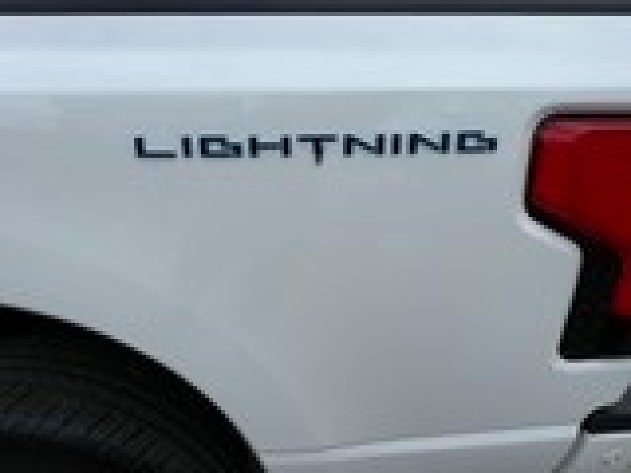 2023 Ford F-150 Lightning Lariat 4WD SuperCrew 5.5' Box Photo4