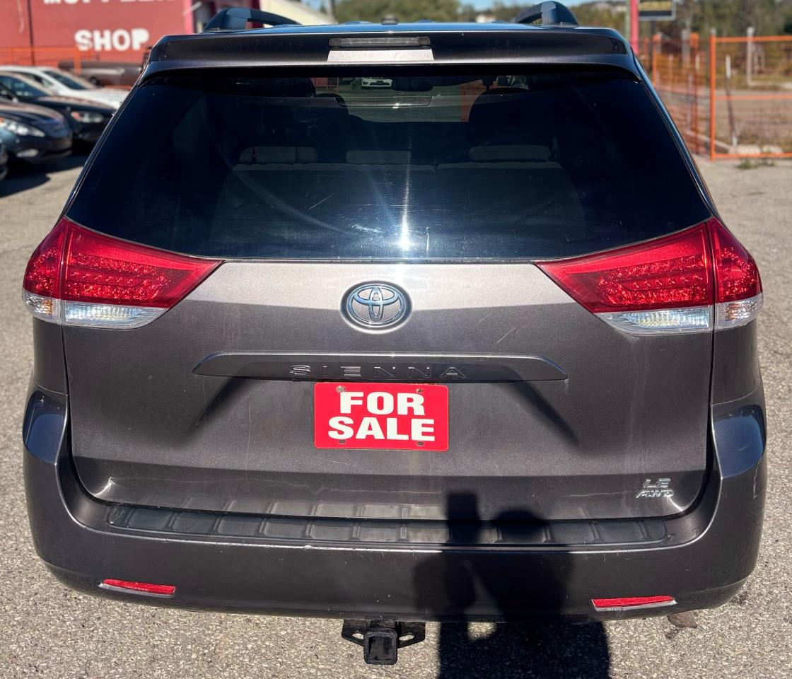 2013 Toyota Sienna LE Photo4