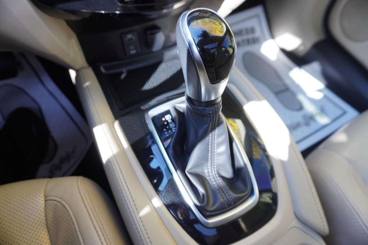 2017 Nissan Rogue PLATINUM / NO ACCIDENTS / STUNNING COMBO / LOADED Photo