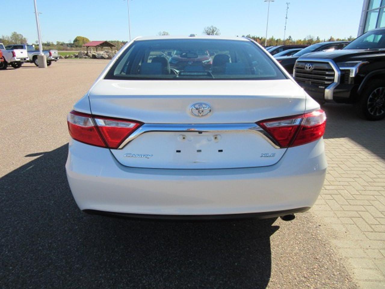 2015 Toyota Camry XLE Photo3
