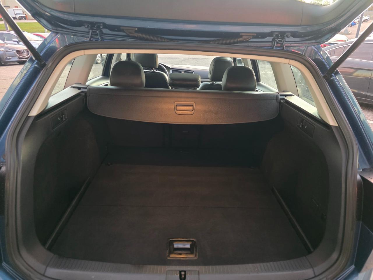 2017 Volkswagen Golf Sportwagen 1.8 TSI Comfortline AWD | Sunroof | Leather | BSM | Backup Camera Photo