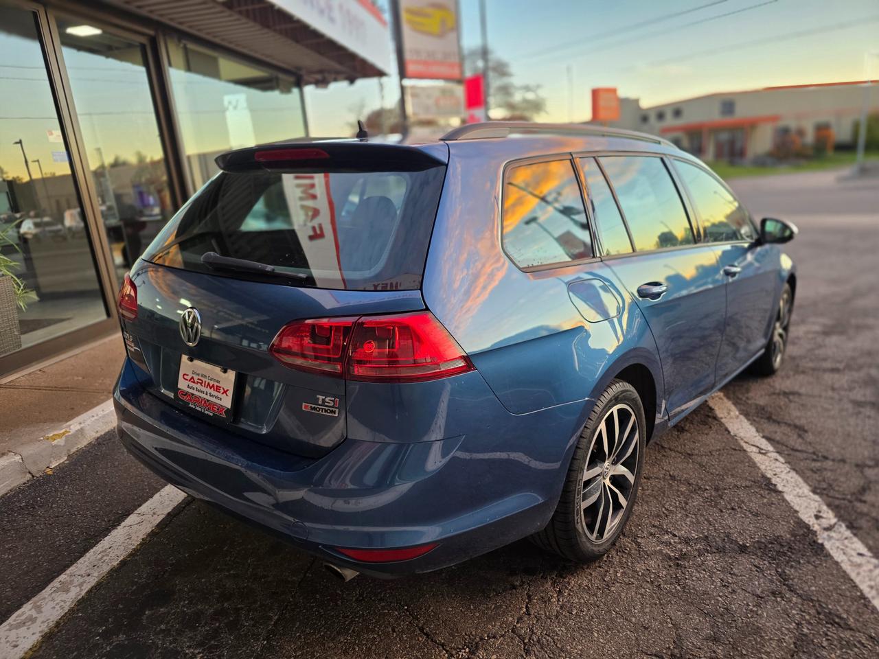 2017 Volkswagen Golf Sportwagen 1.8 TSI Comfortline AWD | Sunroof | Leather | BSM | Backup Camera Photo4