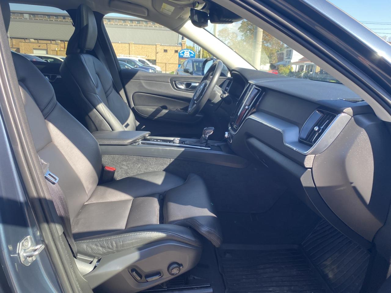 2020 Volvo XC60 T6 Momentum AWD Photo