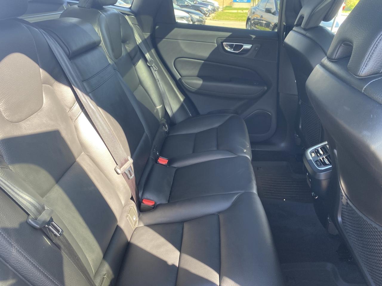 2020 Volvo XC60 T6 Momentum AWD Photo