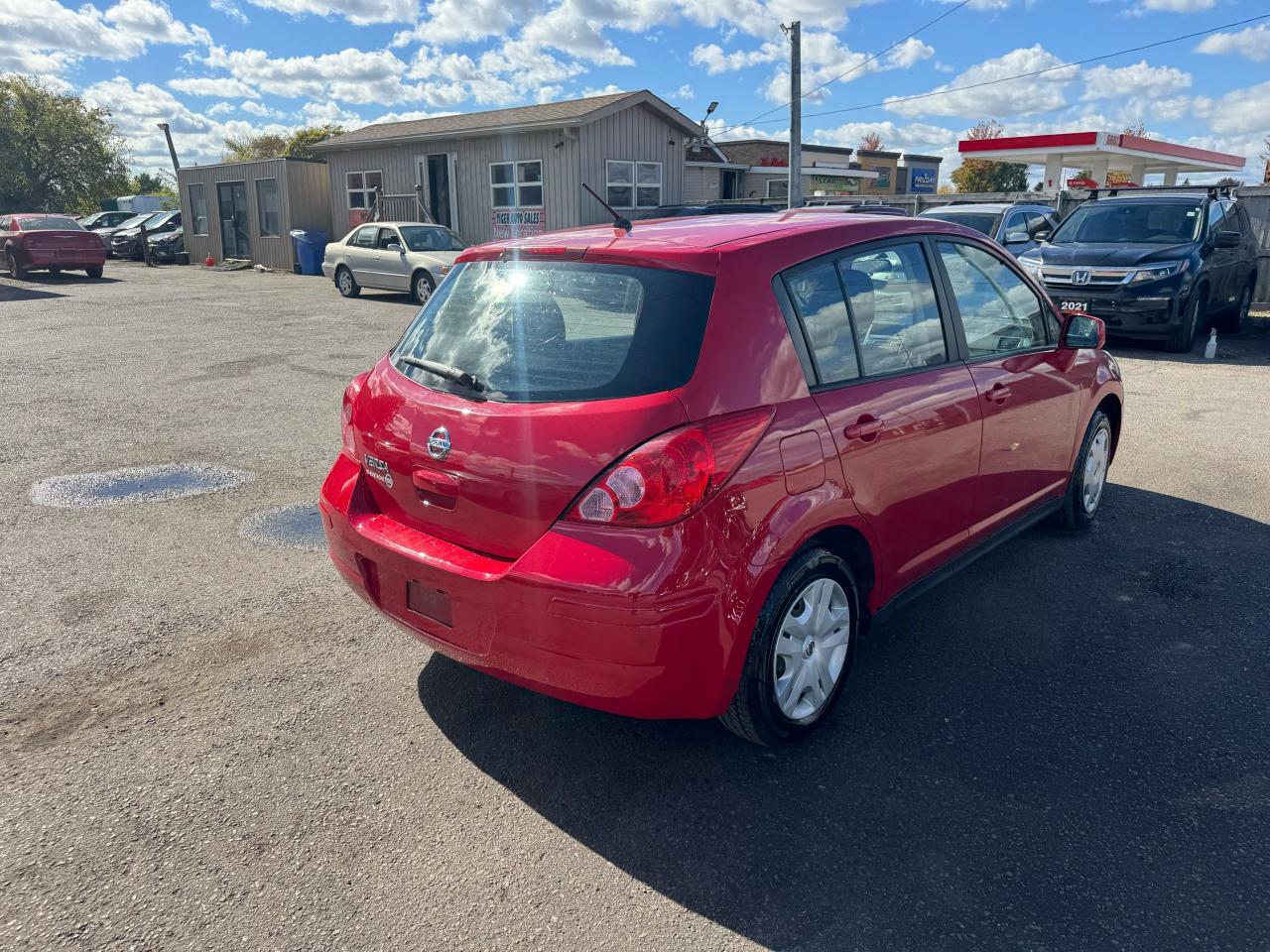 2011 Nissan Versa HATCHBACK, MANUAL, ONLY 49,000KMS, CERTIFIED Photo4