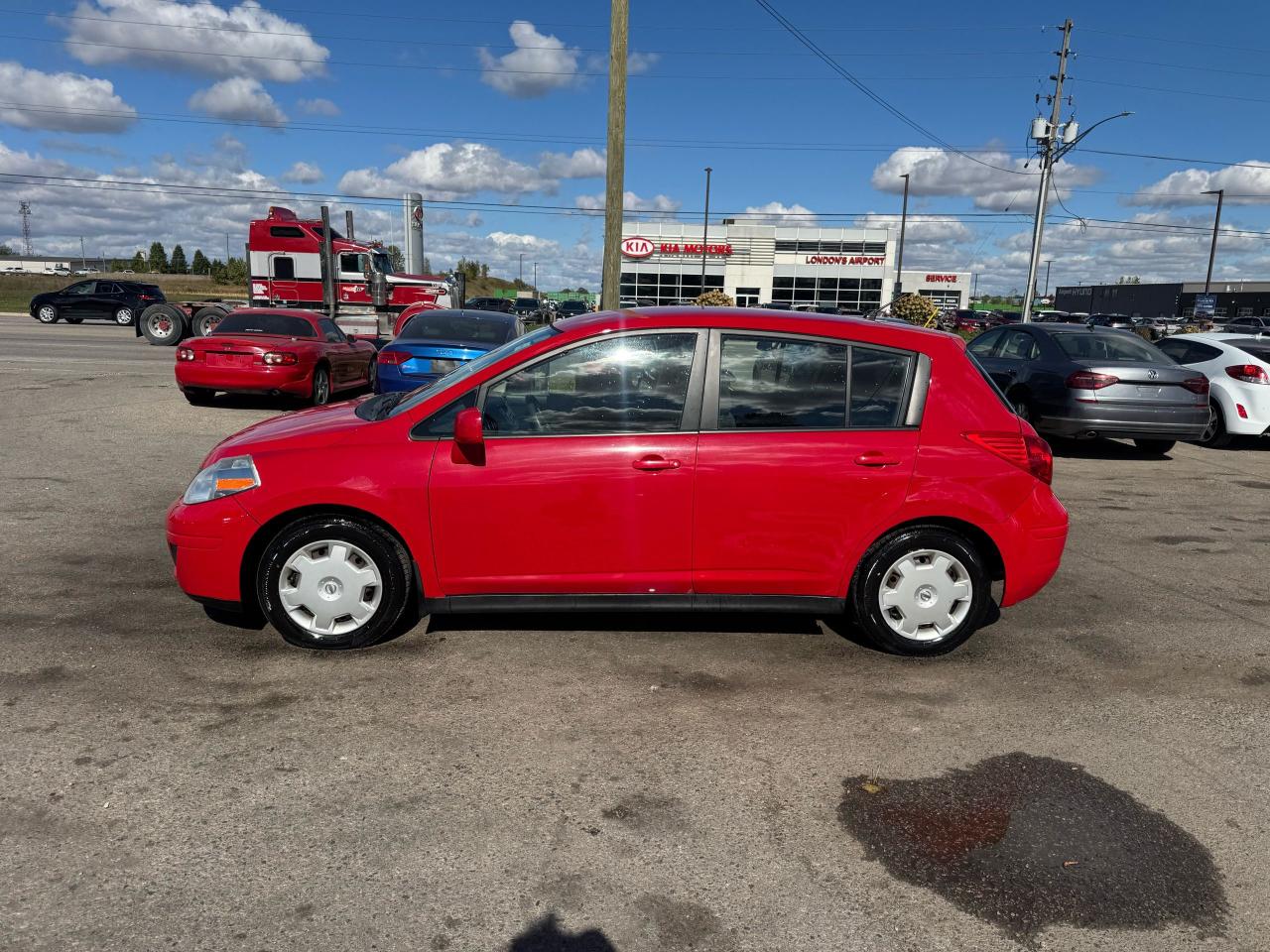 2011 Nissan Versa HATCHBACK, MANUAL, ONLY 49,000KMS, CERTIFIED - Photo #2