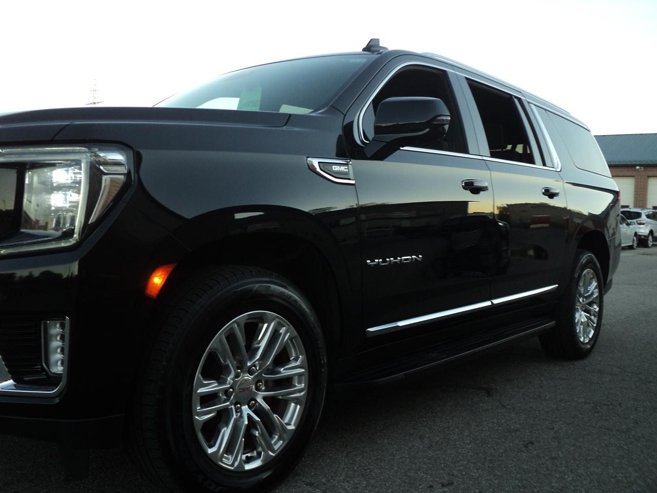2023 GMC Yukon XL SLT 4WD 5.3L8cyl 7PassengerRoofLeatherHeatedSeats - Photo #26
