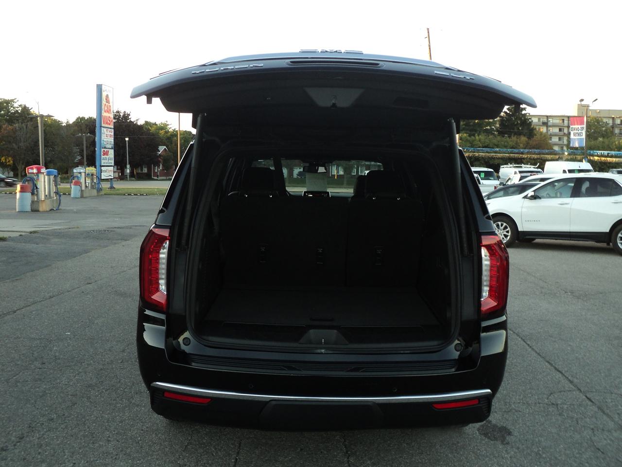 2023 GMC Yukon XL SLT 4WD 5.3L8cyl 7PassengerRoofLeatherHeatedSeats - Photo #7