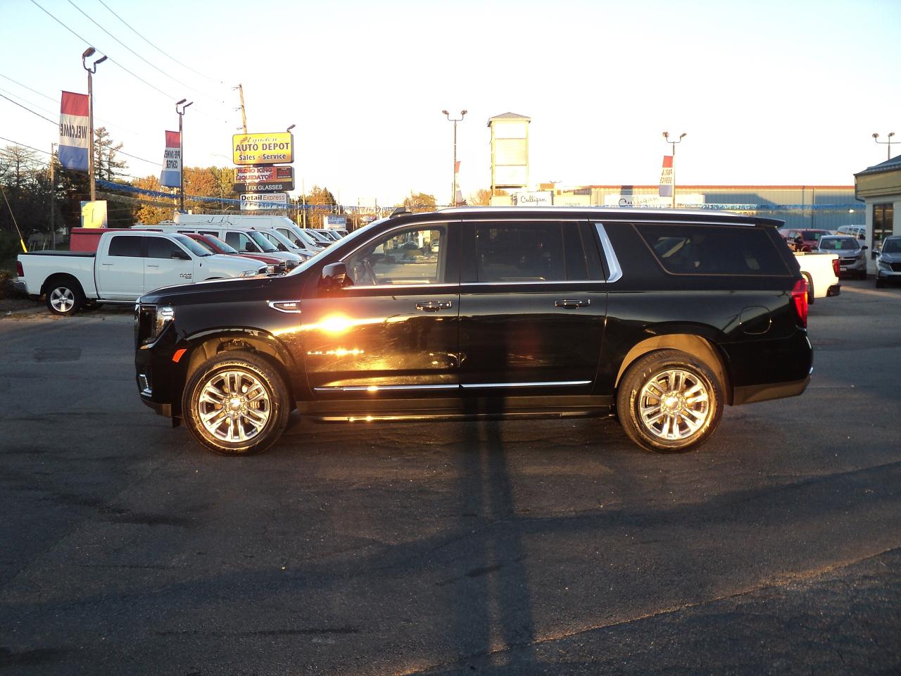 2023 GMC Yukon XL SLT 4WD 5.3L8cyl 7PassengerRoofLeatherHeatedSeats - Photo #5
