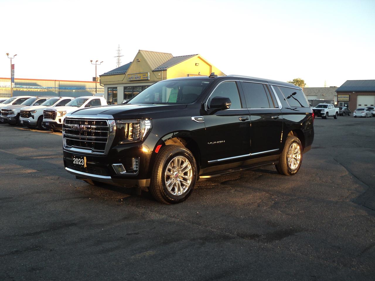 2023 GMC Yukon XL SLT 4WD 5.3L8cyl 7PassengerRoofLeatherHeatedSeats - Photo #2