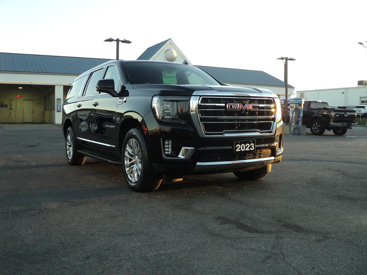 2023 GMC Yukon XL SLT 4WD 5.3L8cyl 7PassengerRoofLeatherHeatedSeats - Photo #4