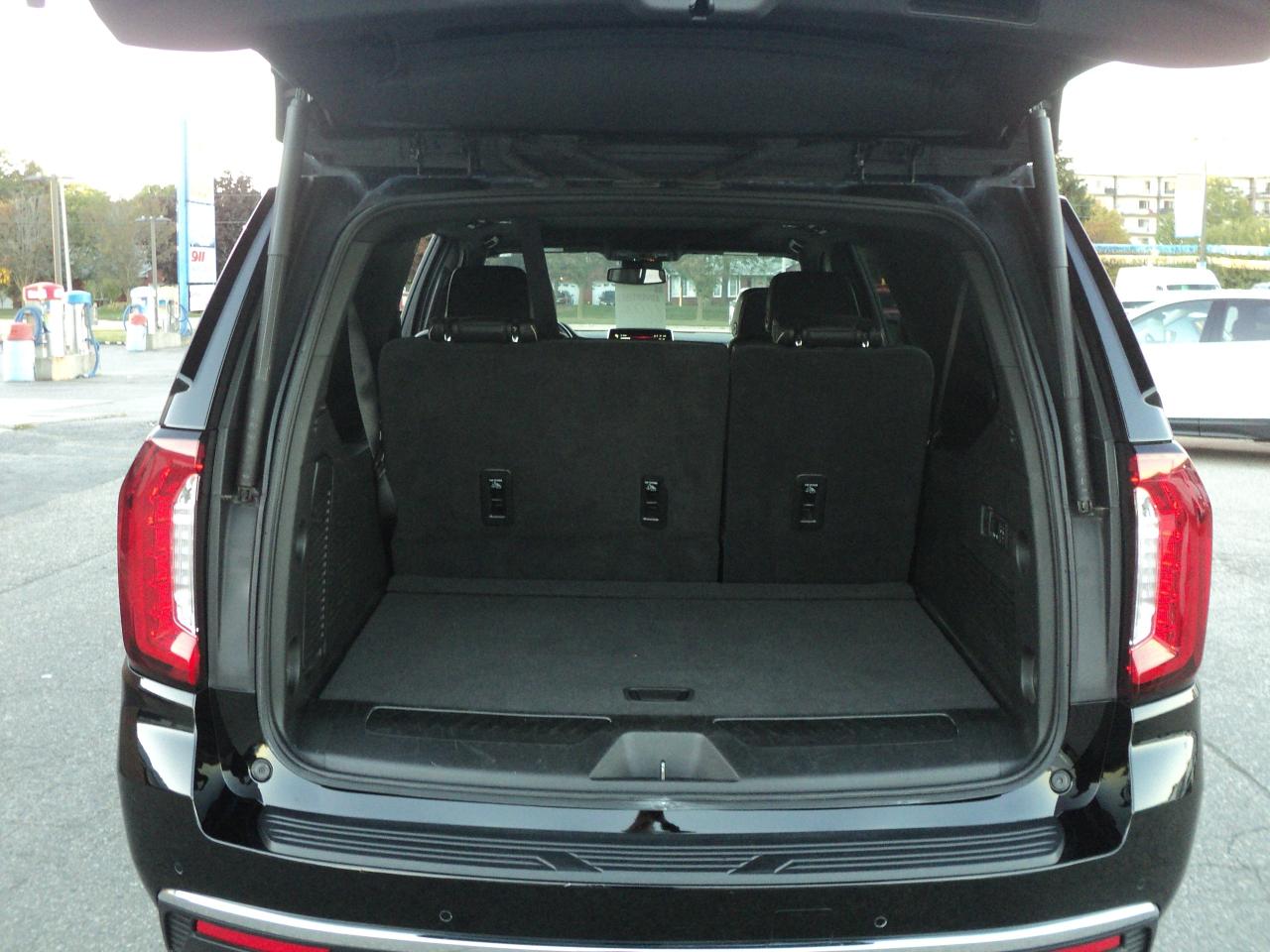 2023 GMC Yukon XL SLT 4WD 5.3L8cyl 7PassengerRoofLeatherHeatedSeats - Photo #24