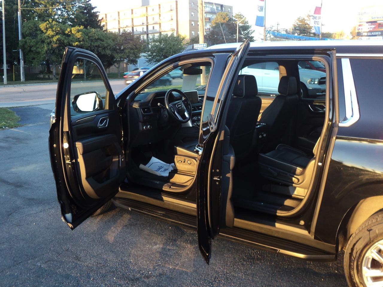 2023 GMC Yukon XL SLT 4WD 5.3L8cyl 7PassengerRoofLeatherHeatedSeats - Photo #9