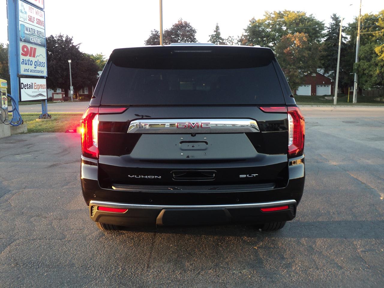 2023 GMC Yukon XL SLT 4WD 5.3L8cyl 7PassengerRoofLeatherHeatedSeats - Photo #8