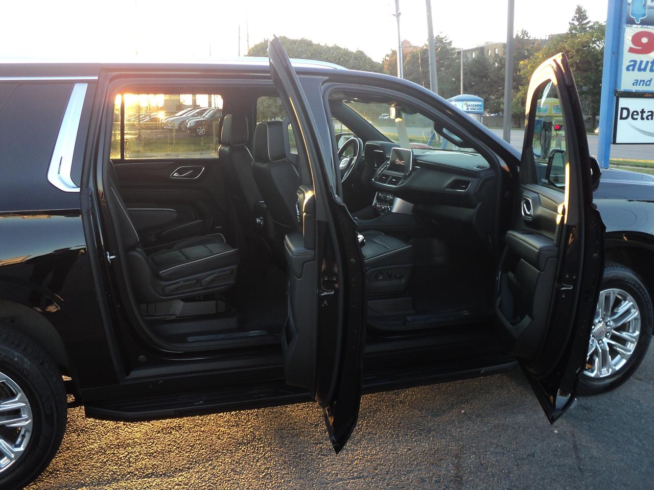 2023 GMC Yukon XL SLT 4WD 5.3L8cyl 7PassengerRoofLeatherHeatedSeats - Photo #10