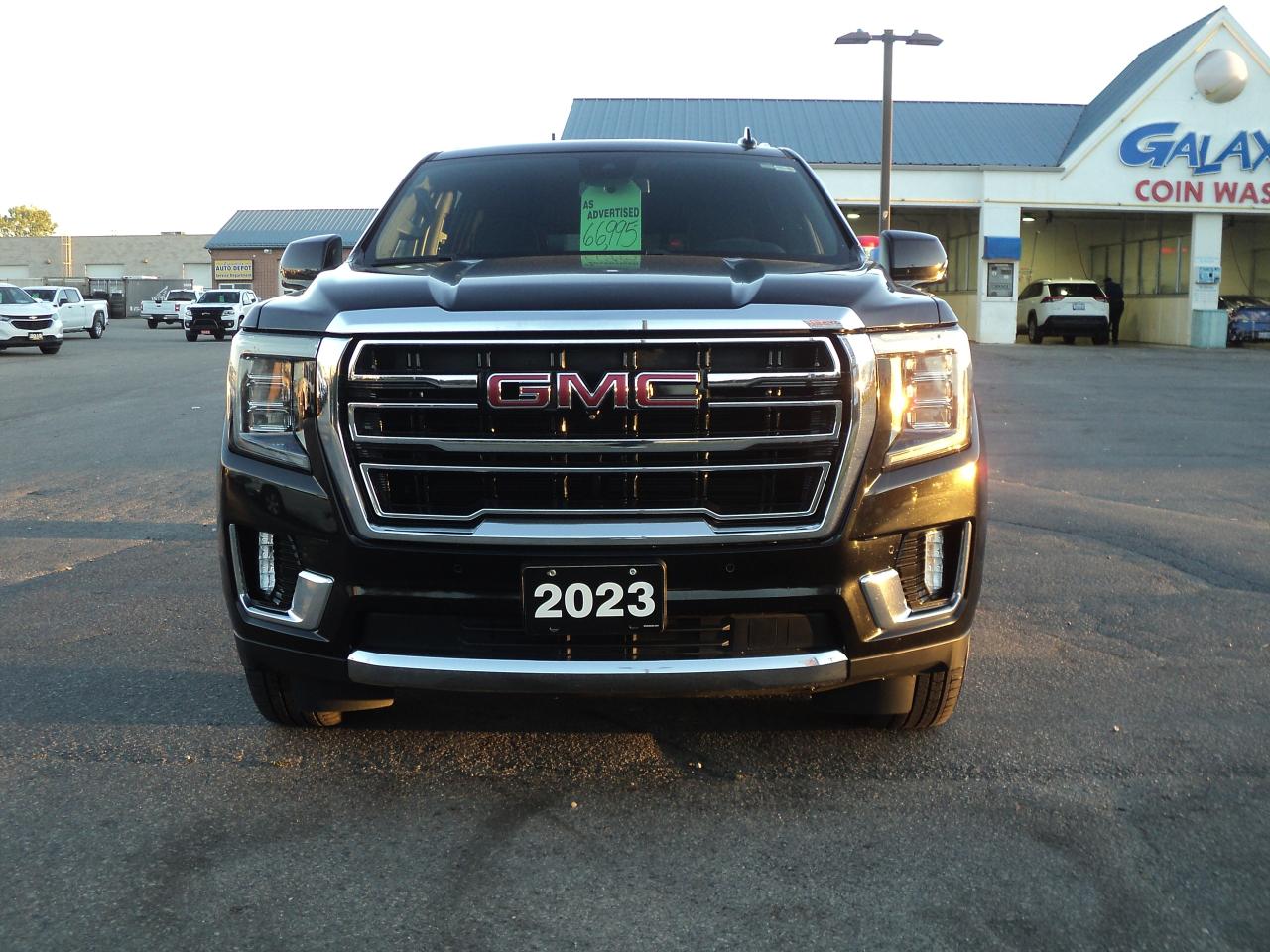 2023 GMC Yukon XL SLT 4WD 5.3L8cyl 7PassengerRoofLeatherHeatedSeats - Photo #3