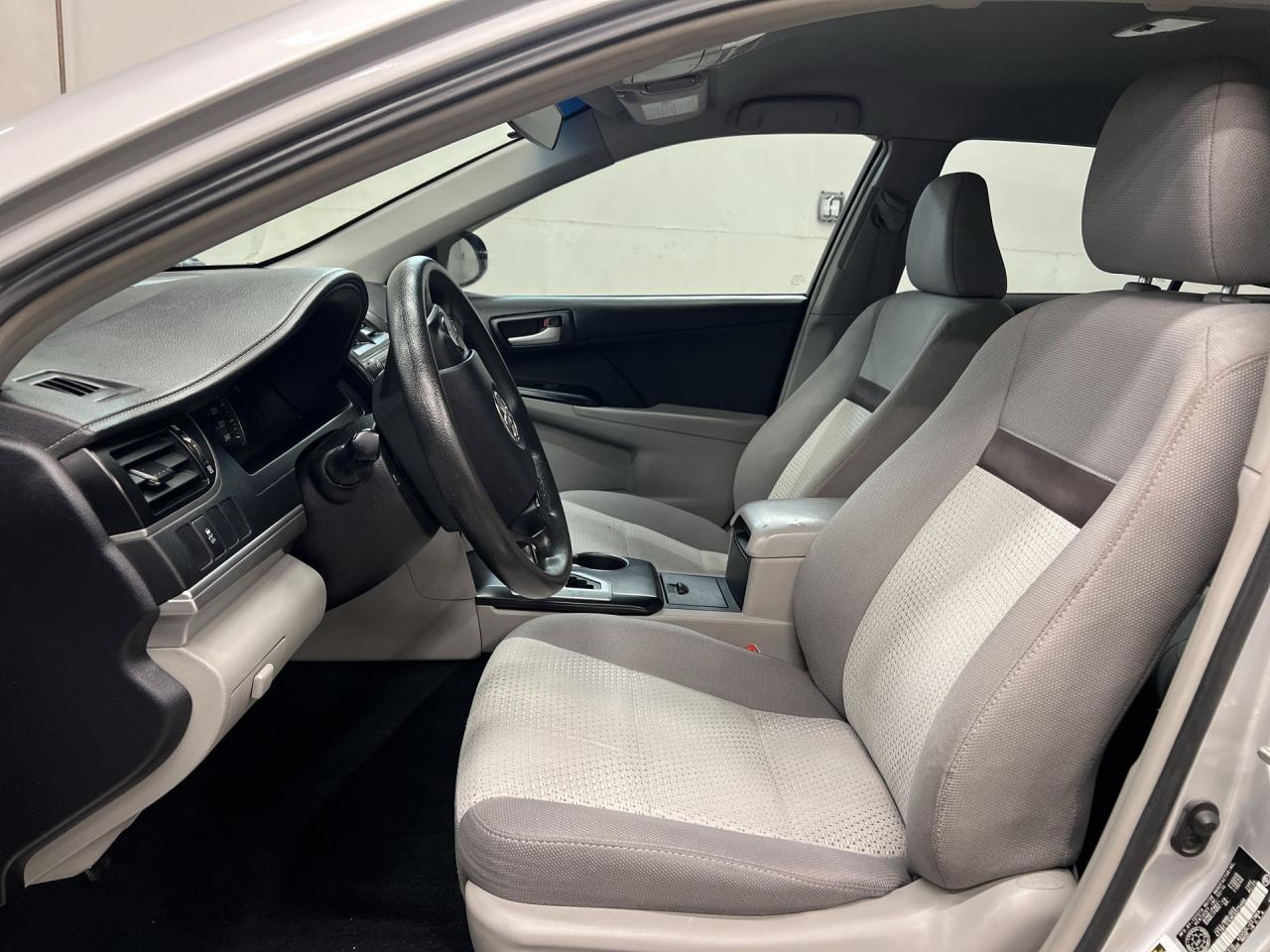 2014 Toyota Camry LE UPGRADE | CERTIFIED W/LOW KMS! | NAV | ALLOYS Photo3