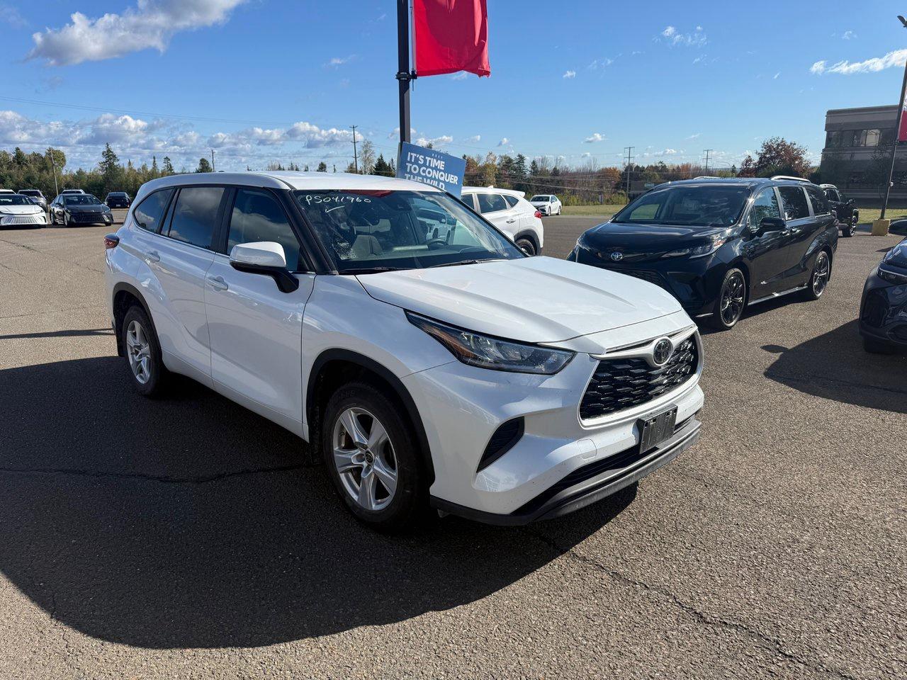 2023 Toyota Highlander LE Photo2