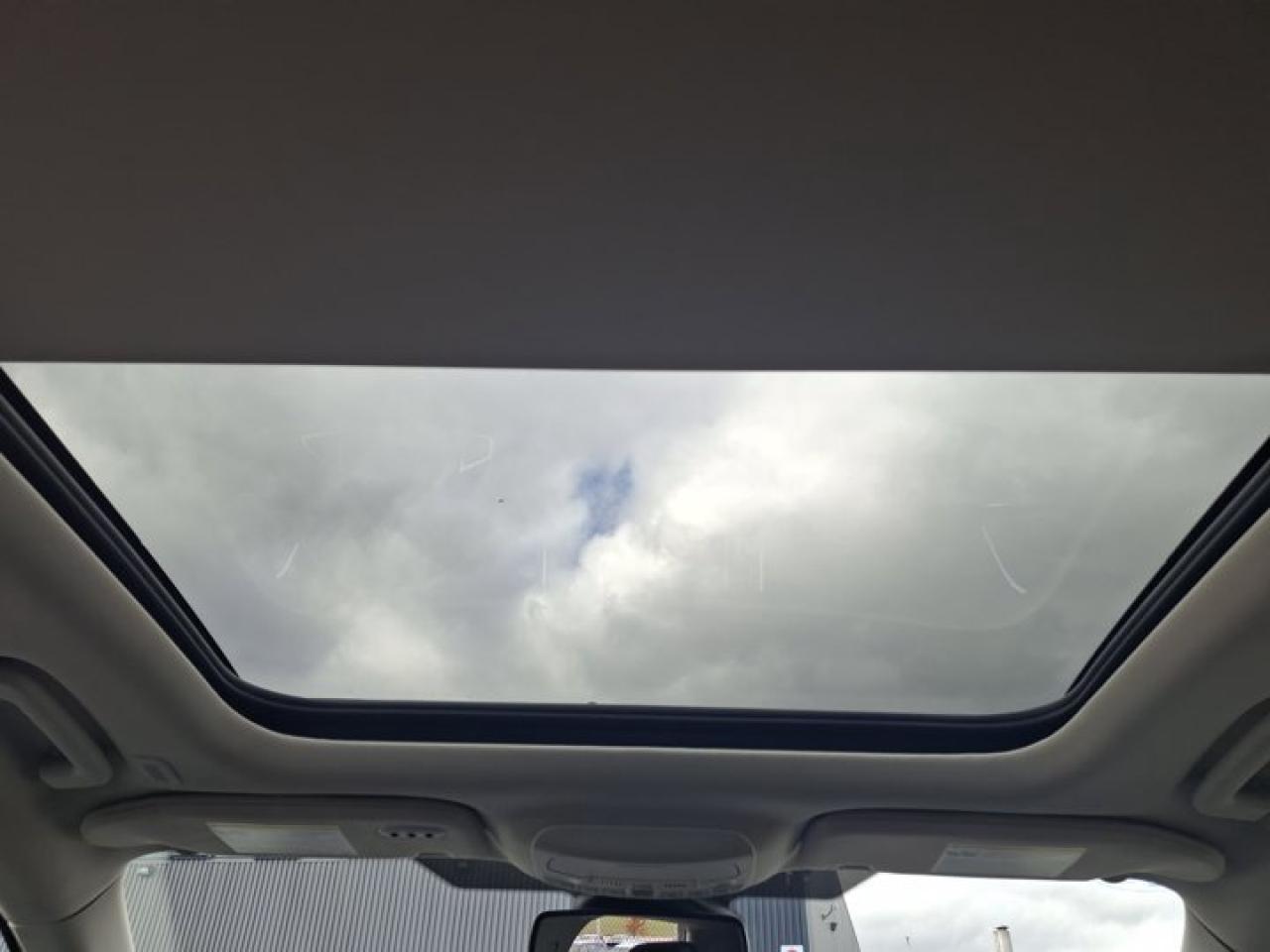 2023 Ford Edge Titanium AWD | Leather | Panoramic Sunroof | Heated Seats | CarPlay + Android | and More ! Photo