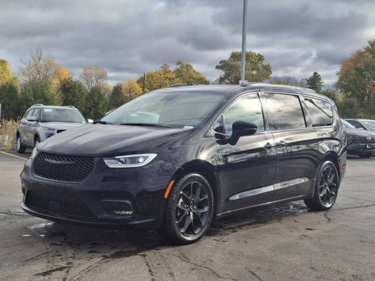 Used 2024 Chrysler Pacifica Touring-L | Leather | Pano Sunroof | S-Appearance Pkg | Heated Wheel + Seats | and More ! for sale in Guelph, ON