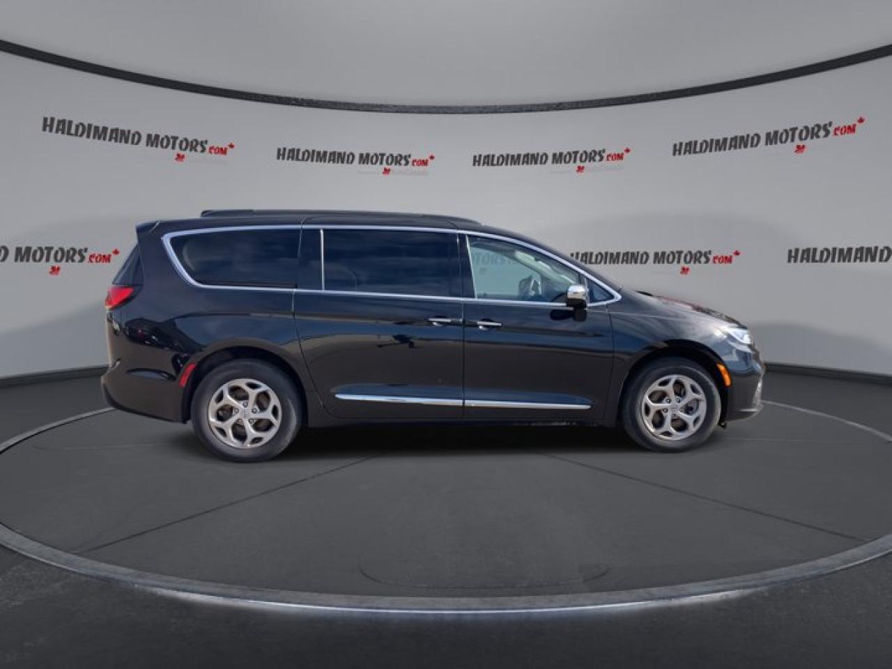 2023 Chrysler Pacifica Limited AWD Panoramic Roof | 2nd Row Captain Seats | Leather Seats Photo