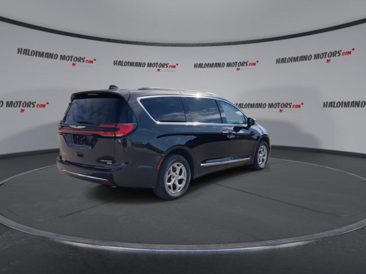 2023 Chrysler Pacifica Limited AWD Panoramic Roof | 2nd Row Captain Seats | Leather Seats Photo