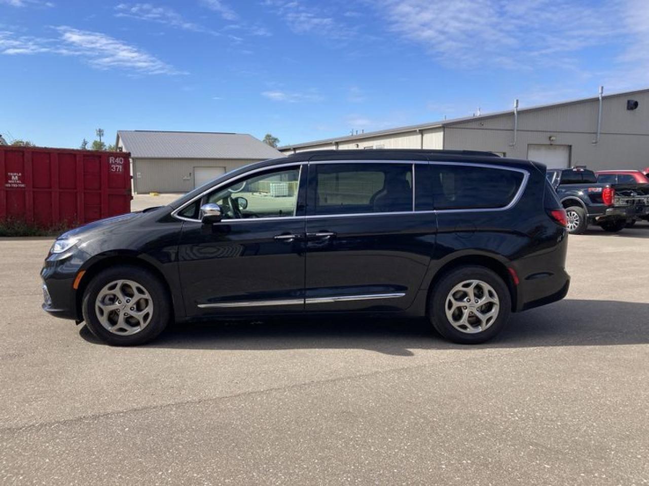 2023 Chrysler Pacifica Limited AWD Panoramic Roof | 2nd Row Captain Seats | Leather Seats Photo