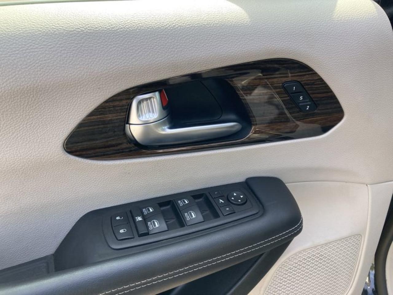 2023 Chrysler Pacifica Limited AWD Panoramic Roof | 2nd Row Captain Seats | Leather Seats Photo