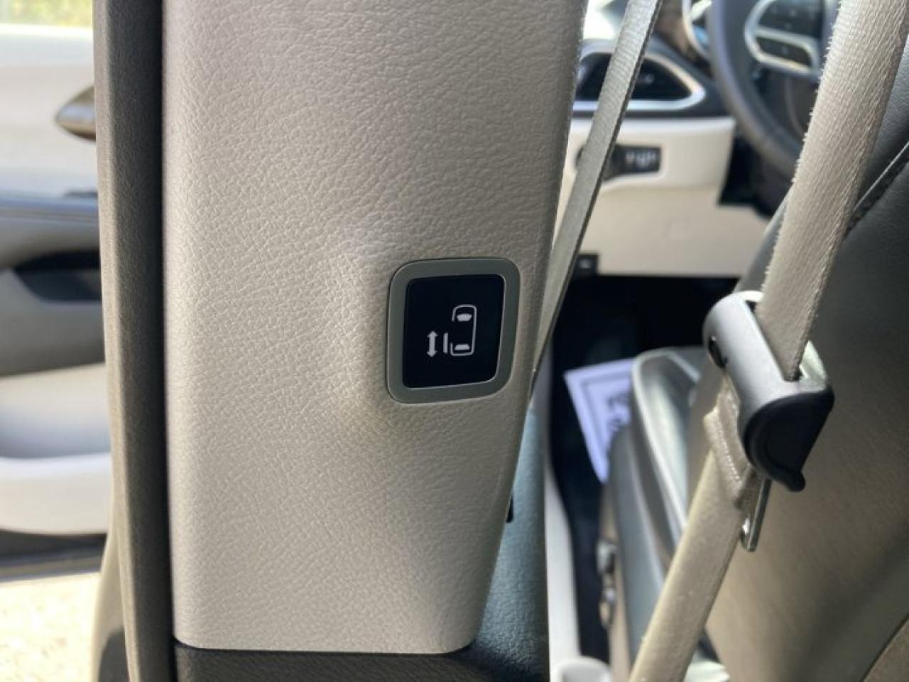 2023 Chrysler Pacifica Limited AWD Panoramic Roof | 2nd Row Captain Seats | Leather Seats Photo