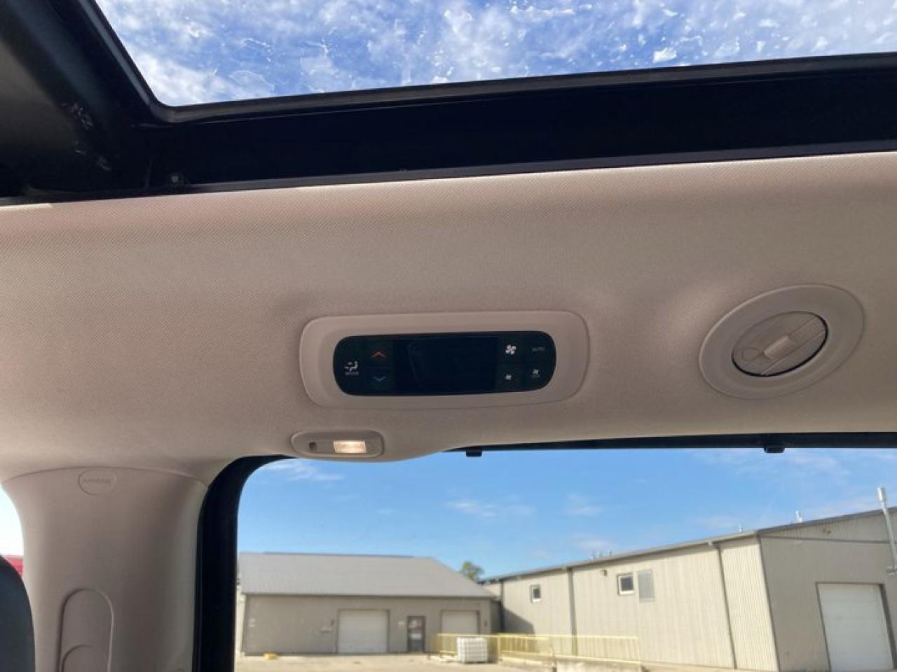 2023 Chrysler Pacifica Limited AWD Panoramic Roof | 2nd Row Captain Seats | Leather Seats Photo