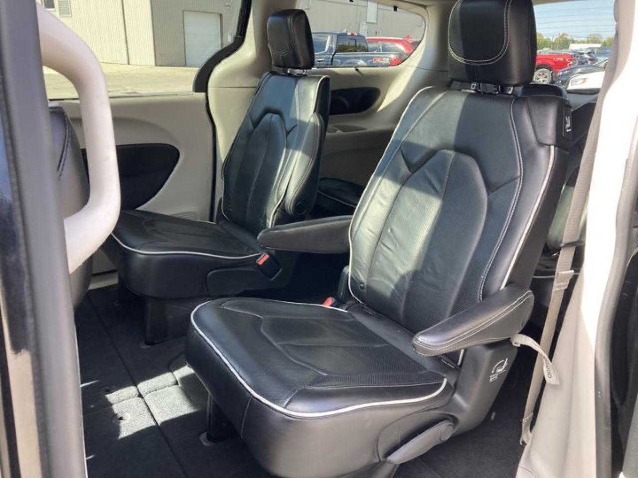 2023 Chrysler Pacifica Limited AWD Panoramic Roof | 2nd Row Captain Seats | Leather Seats Photo