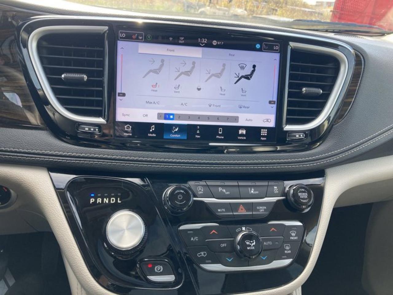 2023 Chrysler Pacifica Limited AWD Panoramic Roof | 2nd Row Captain Seats | Leather Seats Photo