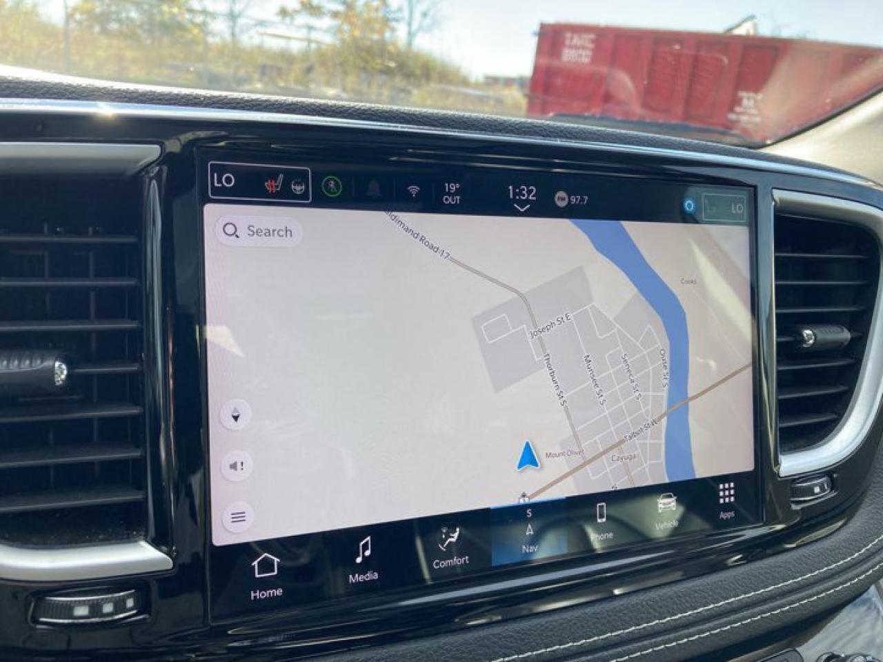 2023 Chrysler Pacifica Limited AWD Panoramic Roof | 2nd Row Captain Seats | Leather Seats Photo