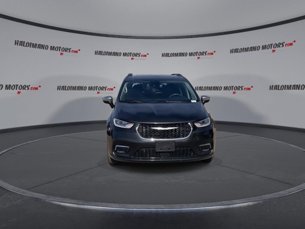 2023 Chrysler Pacifica Limited AWD Photo3