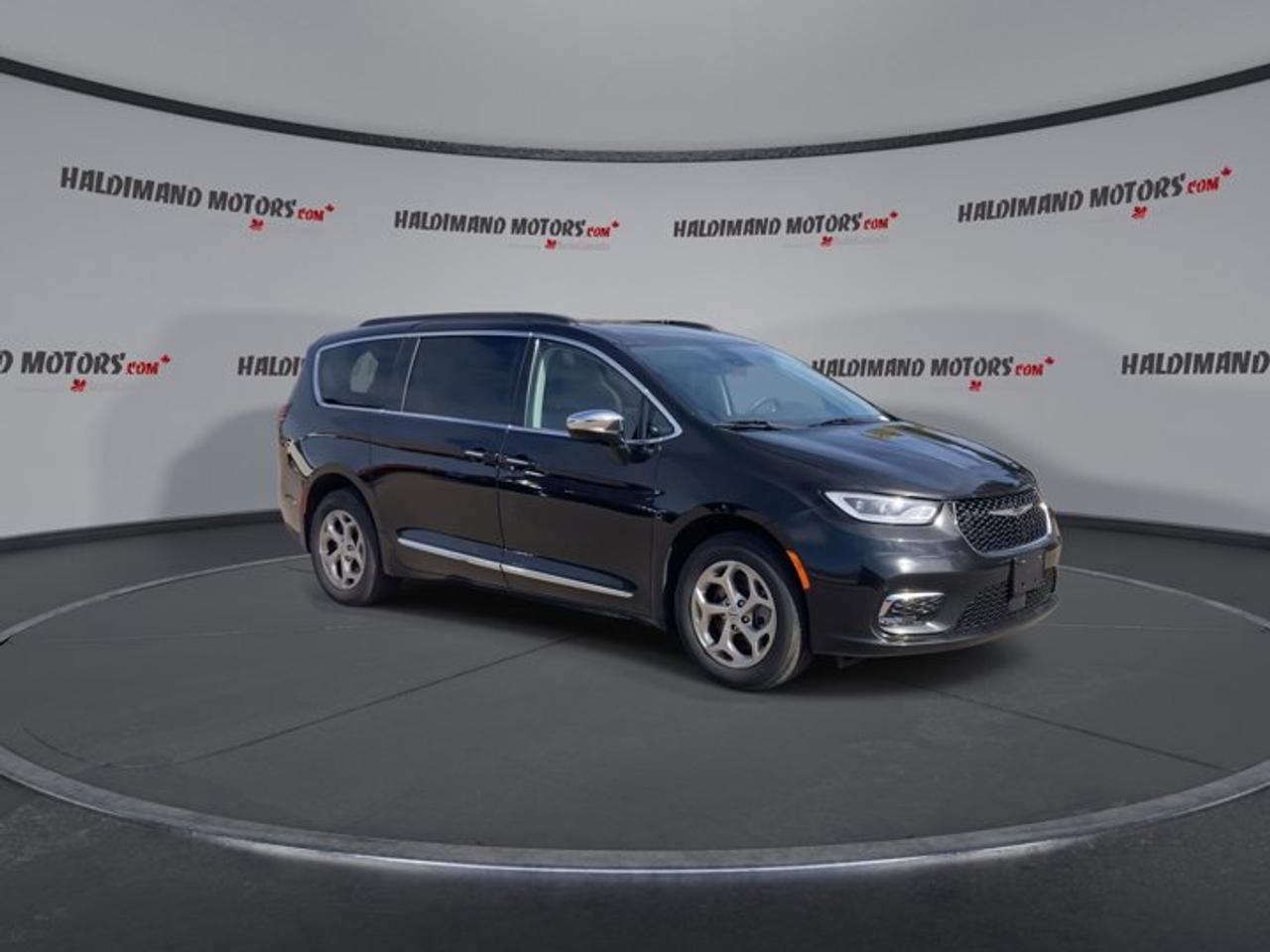 2023 Chrysler Pacifica Limited AWD Photo2