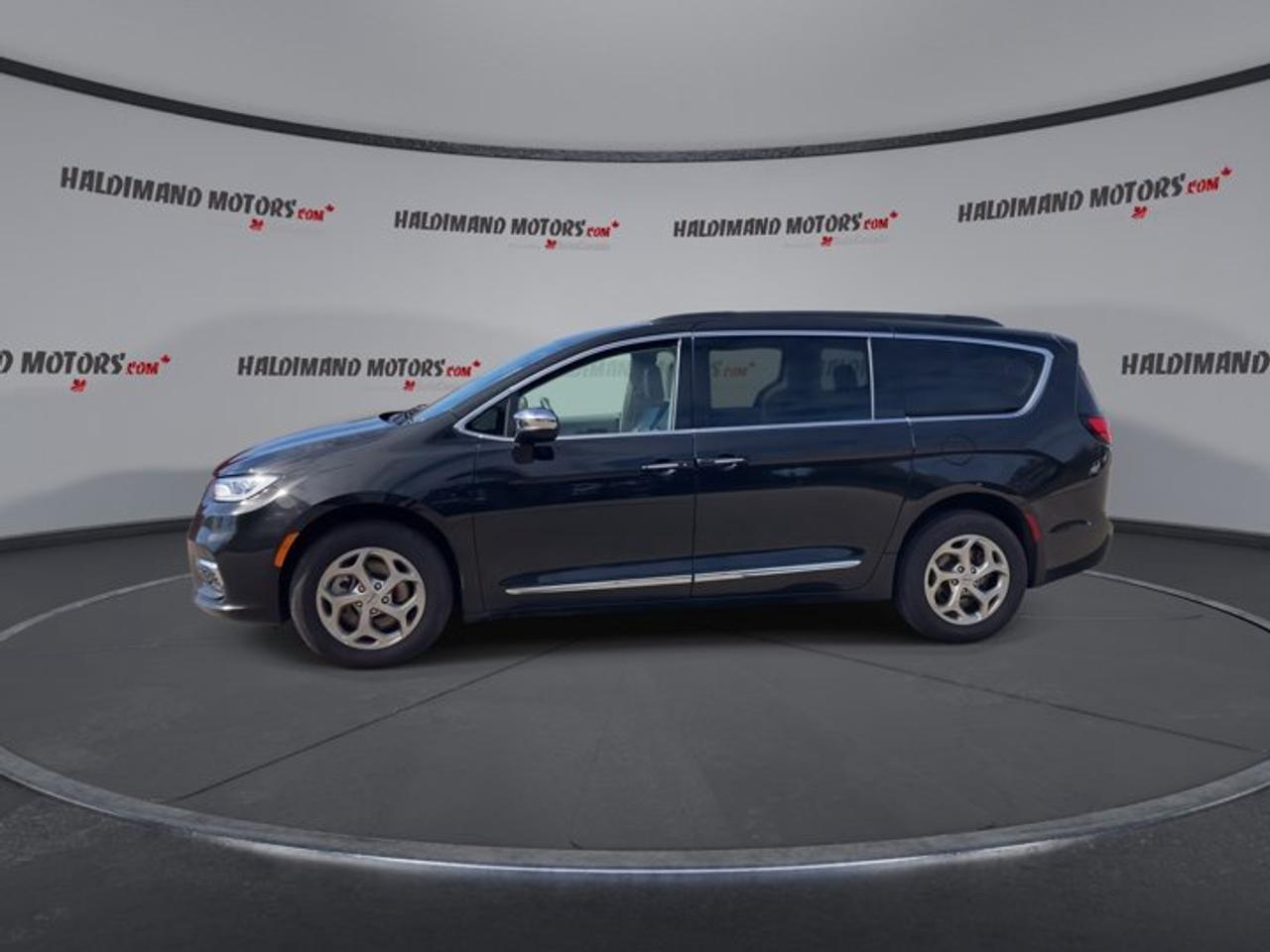 2023 Chrysler Pacifica Limited AWD Photo