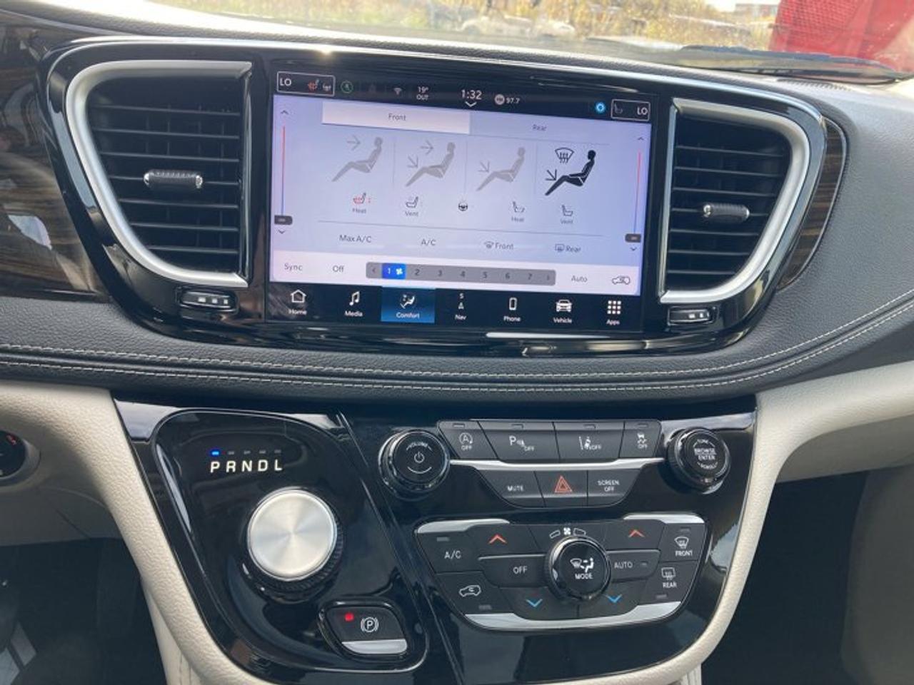 2023 Chrysler Pacifica Limited AWD Photo