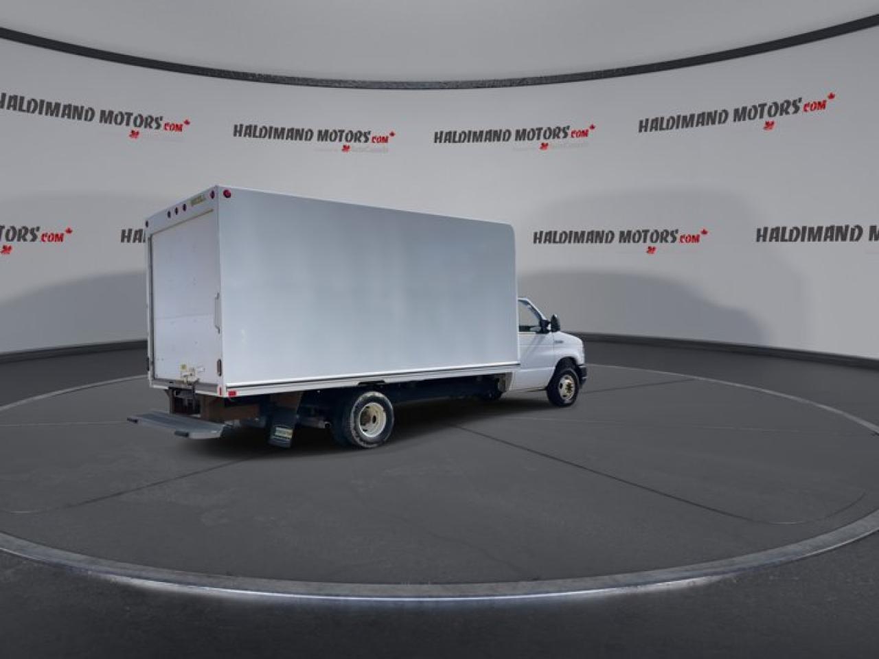 2023 Ford E-Series Cutaway E-450 DRW 158" WB Photo3