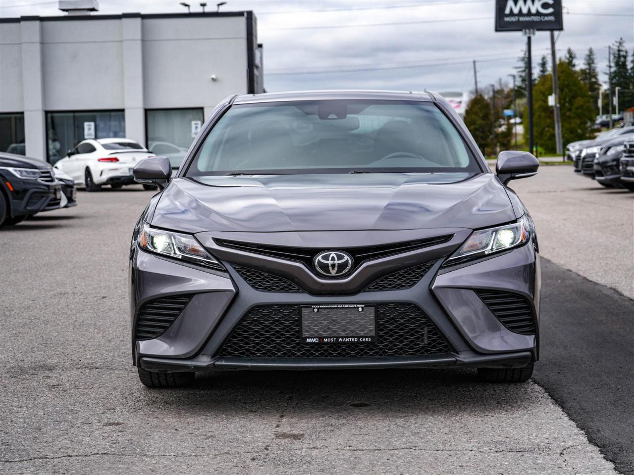 2019 Toyota Camry SE | UPGRADE | SUNROOF | LTHR | BLIND SPOT Photo