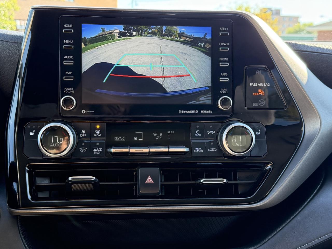 2020 Toyota Highlander Hybrid LE AWD - Photo #17