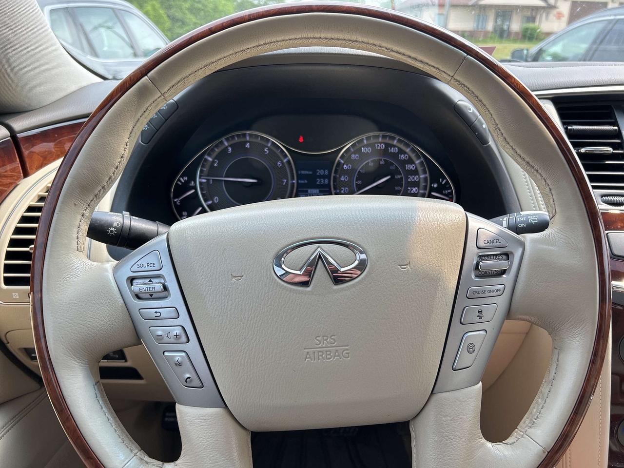 2016 Infiniti QX80 NAV, DVD, SUNROOF, HEATED / COOLED LEATHER! Photo