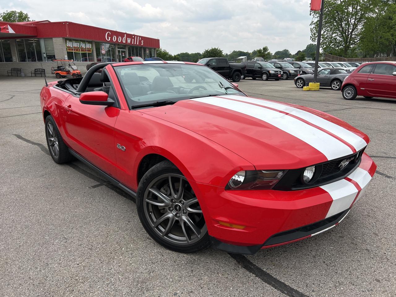 2012 Ford Mustang GT, 5 L, CLEAN CARFAX, CONVERTIBLE WITH LOW KM'S! - Photo #4