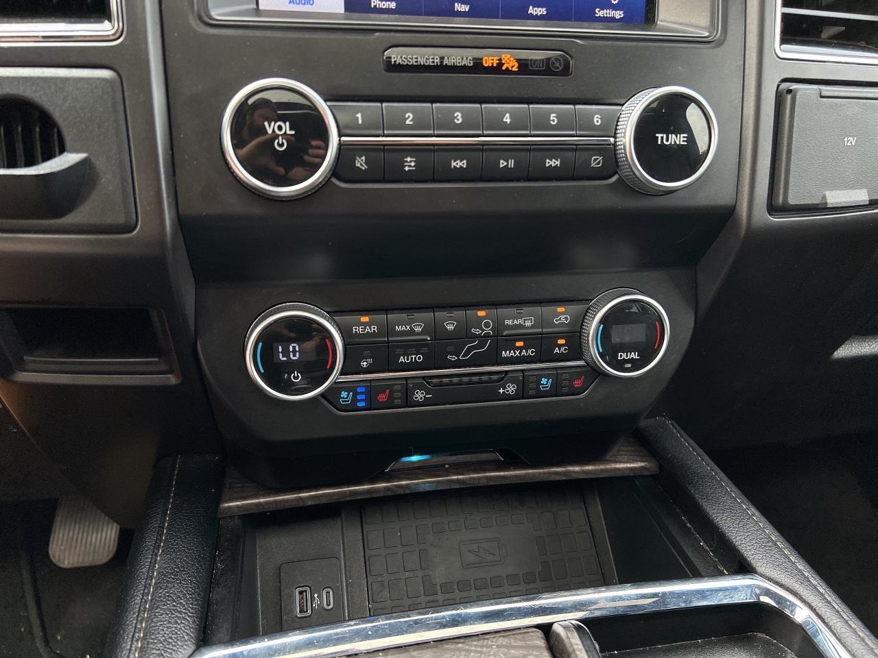 2021 Ford Expedition LTD, CLEAN CARFAX, 8 PASS, HEATED/ COOLED LEATHER! - Photo #21