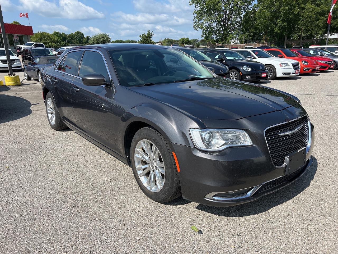 2016 Chrysler 300 TOURING, SUNROOF, LEATHER, REMOTE START! - Photo #4