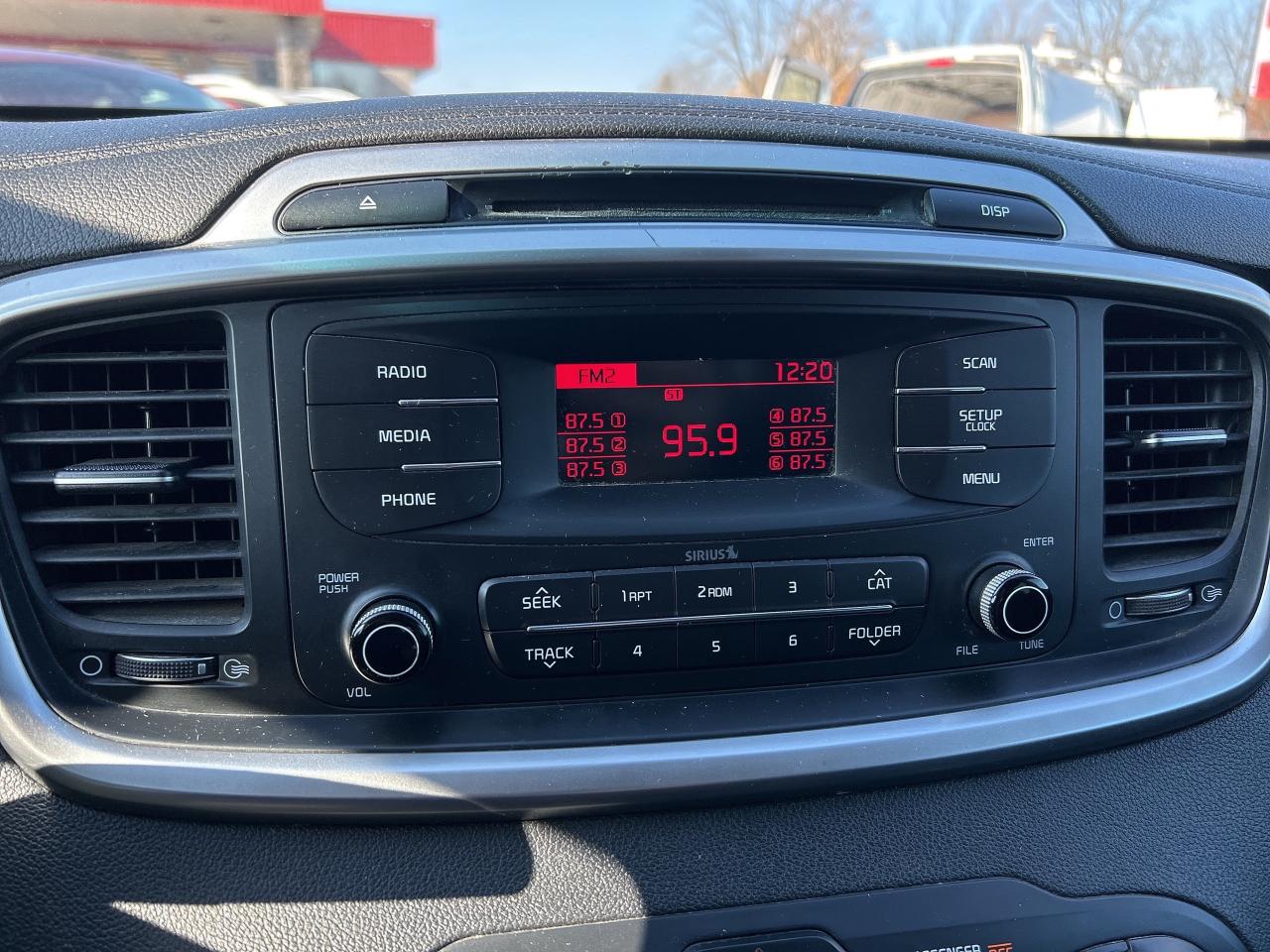 2016 Kia Sorento LX, AUTOMATIC, HEATED SEATS, CLEAN CARFAX! - Photo #18