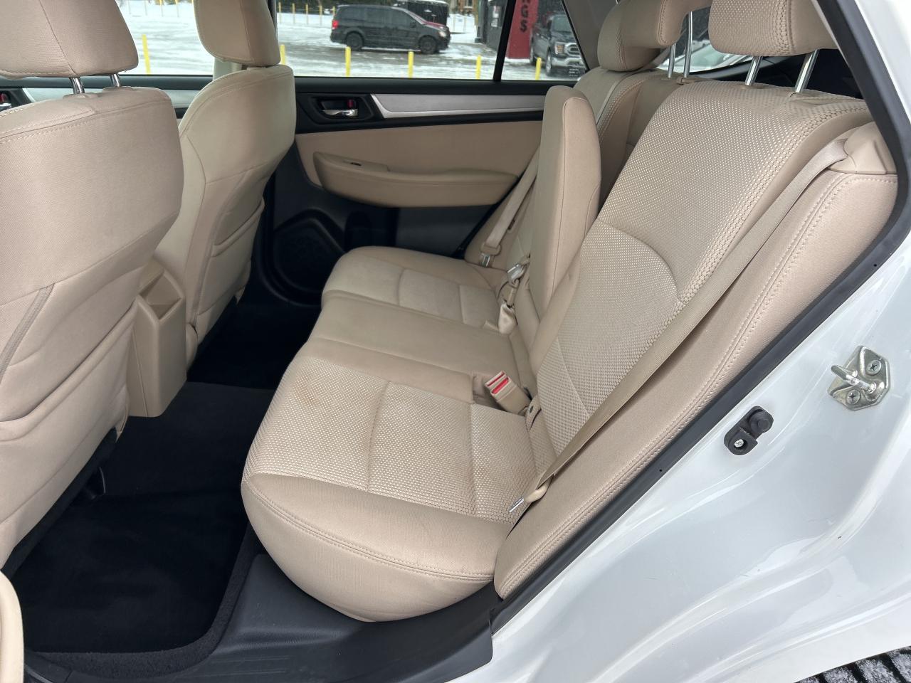 2017 Subaru Outback 2.5i, AWD, CLEAN CARFAX, BACKUP CAM, SUNROOF! - Photo #3