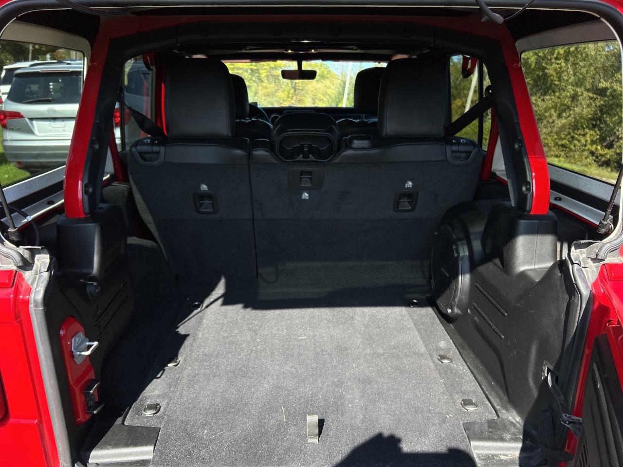 2020 Jeep Wrangler Unlimited SAHARA ALTITUDE, CLEAN CARFAX, ONE OWNER, LEATHER! - Photo #9